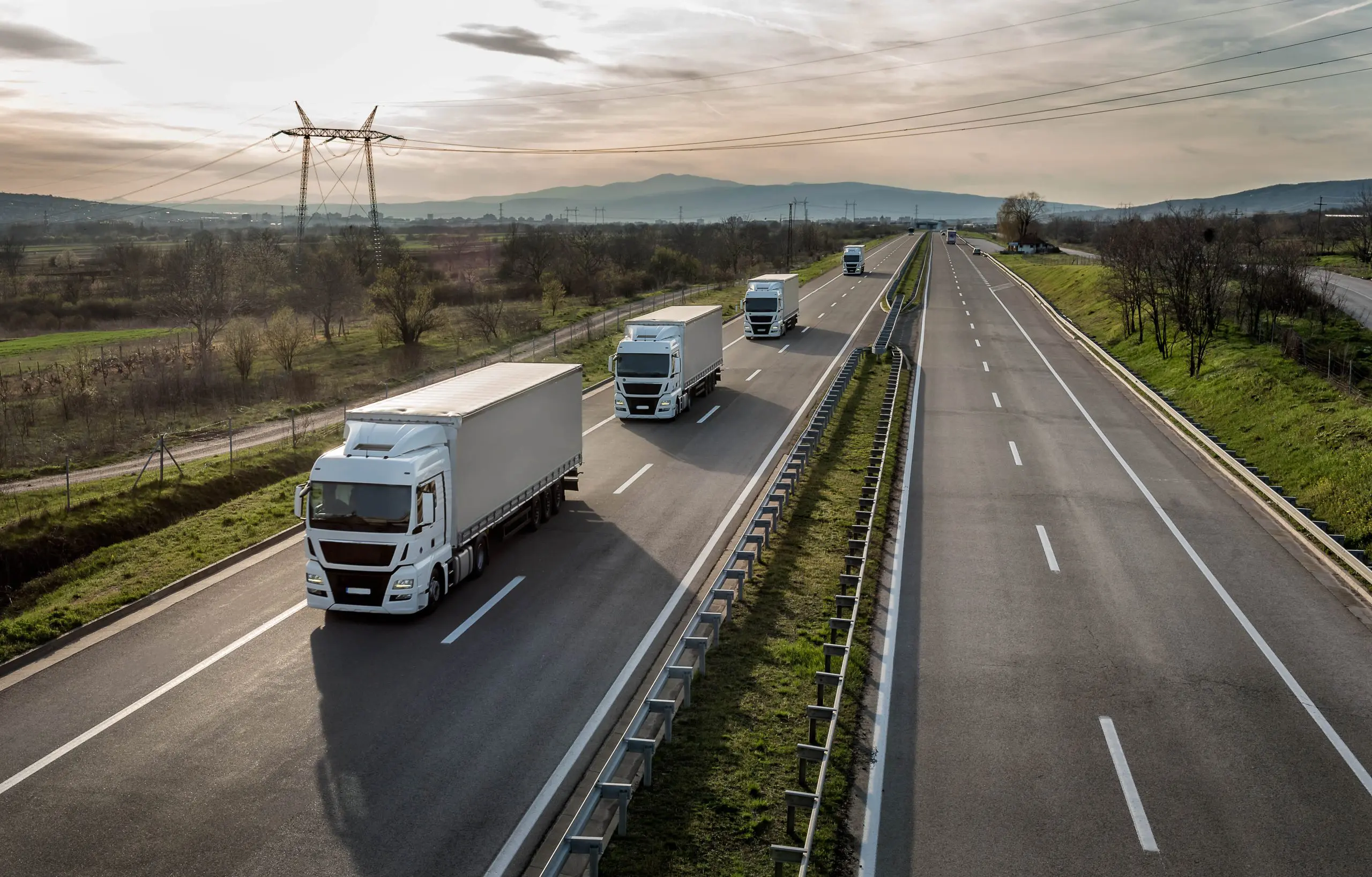 Transportverzekering, rijdende vrachtwagens op een snelweg.
