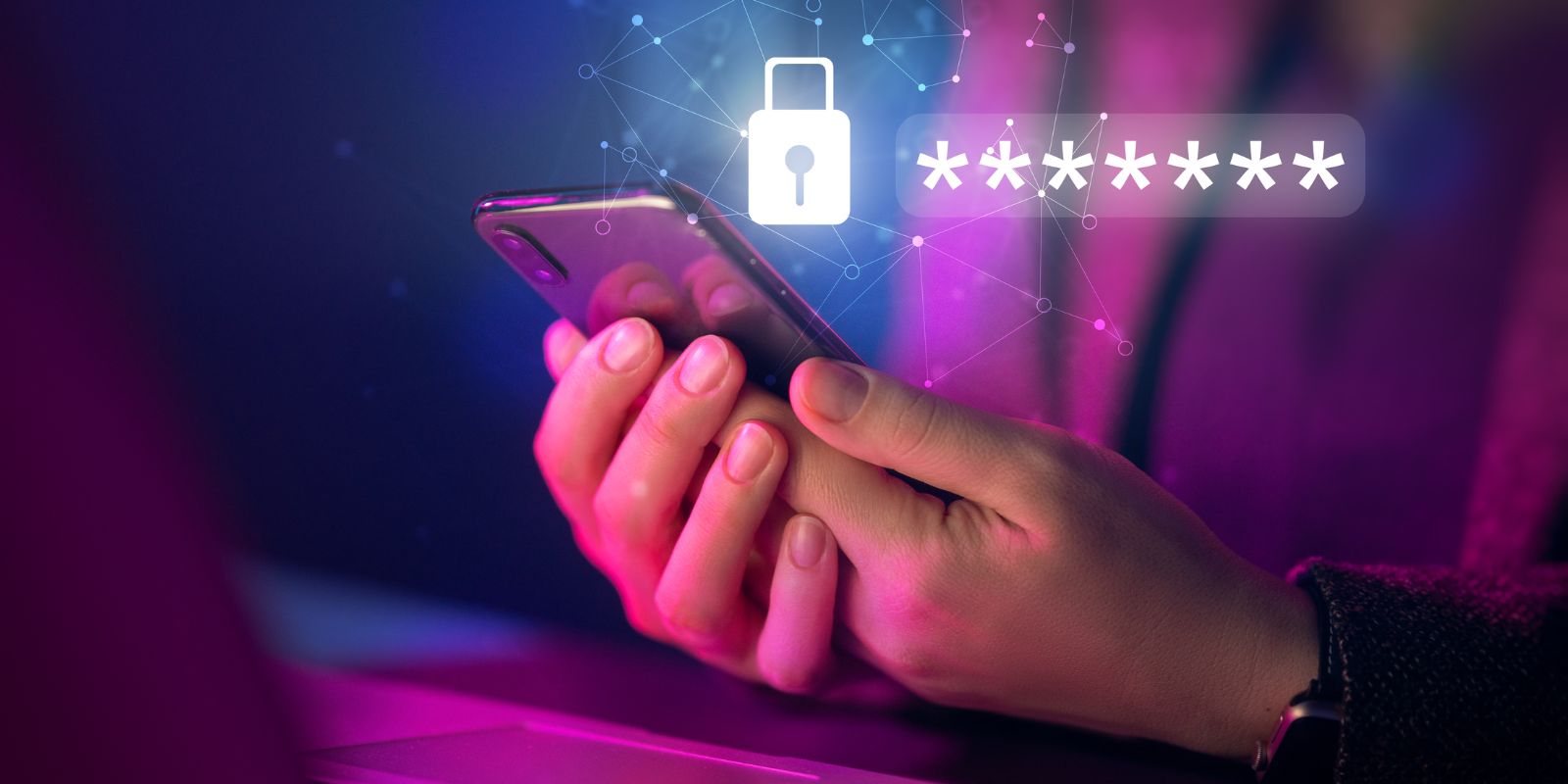 Bescherm jezelf en andere op het internet met de cyber verzekeringen bij SAA. Op de foto een voorbeeld van beveiliging via encryptie en een persoon die een smartphone vasthoudt.